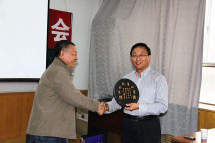 赵吉经理赠送纪念品.jpg